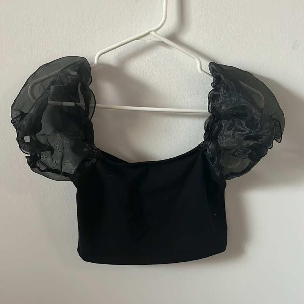 Topshop black crop top with puffy sleeve detail #crop #topshop #ruffle